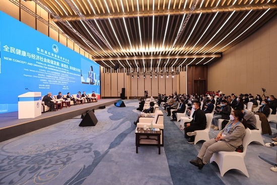  第四届虹桥国际经济论坛“全民健康与经济社会和谐发展：新理念、新动能”分论坛在上海举行（2021年11月5日摄）。新华社记者 王翔 摄