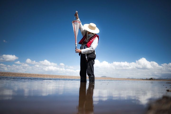 长江科学院科考队员李鲁丹在采集浮游动物样本（2022年7月25日摄）。新华社记者 肖艺九 摄