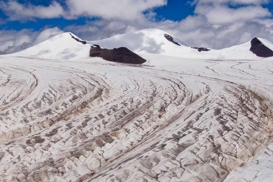 这是2021年7月26日拍摄的长江源地区的冬克玛底冰川（无人机照片）。新华社记者 张龙 摄