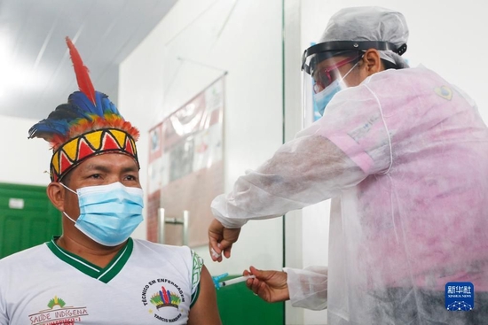 医护人员在巴西亚马孙州塔巴廷加市为一名原住民接种中国新冠疫苗（2021年1月19日摄）。新华社发（卢西奥·塔沃拉摄）