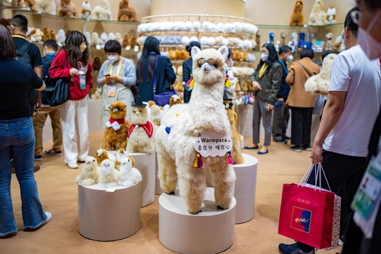 △2022年11月9日，第五届中国国际进口博览会展区正式开放。秘鲁展商的羊驼玩偶，蓬松柔软、形态各异的动物玩偶在展台“列队”，吸引大批观众前来交流洽谈。