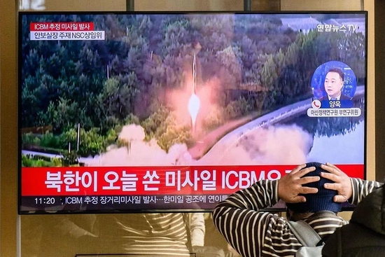 当地时间2022年11月18日，韩国首尔的一个火车站，电视上播出有关朝鲜发射弹道导弹的新闻报道。（视觉中国）