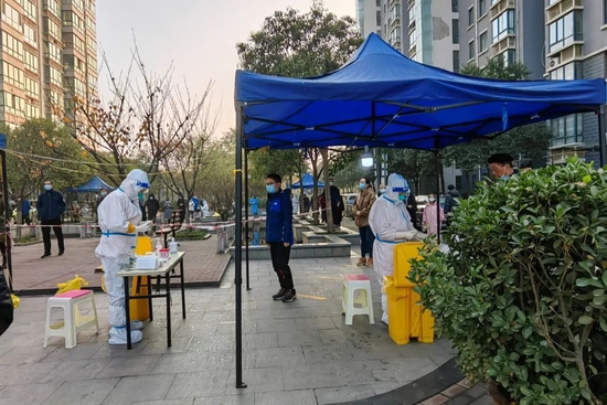 2022年11月25日，陕西西安一小区内，居民在进行核酸检测。图/IC photo