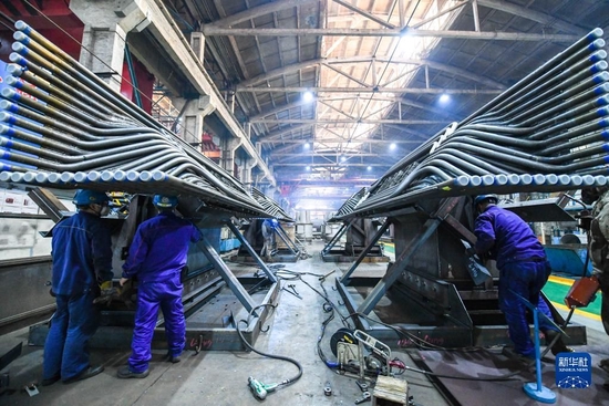 在哈电集团哈尔滨锅炉厂有限责任公司生产车间，工人在生产作业（2022年10月24日摄）。新华社记者 王松 摄