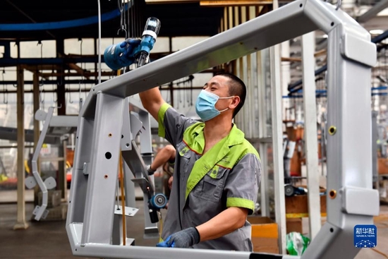 在山东罗赛罗德健康产业有限公司，工作人员在加工健身器材（2022年6月1日摄）。新华社记者 郭绪雷 摄
