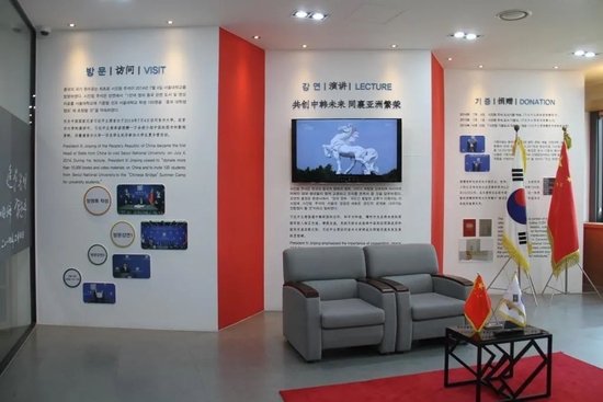 “习近平捐赠图书资料室”的内部环境。（图源：新华社）