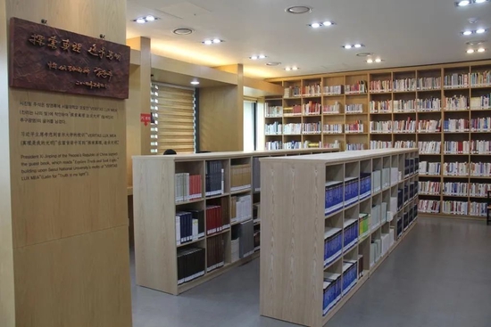 “习近平捐赠图书资料室”的内部环境。（图源：新华社）