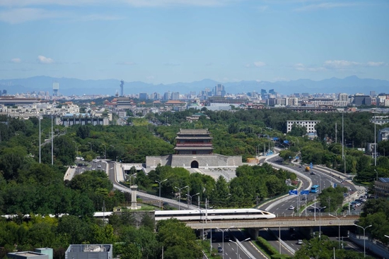 一列复兴号列车从北京永定门城楼前驶过(2022年8月16日摄)。新华社记者 鞠焕宗 摄