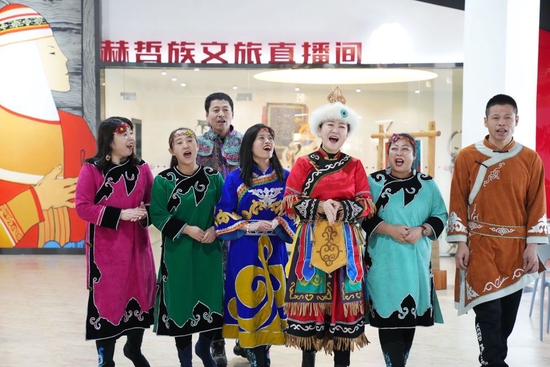 2月22日，在黑龙江省同江市非物质文化遗产展示馆，刘蕾（右三）和学员唱起《乌苏里船歌》。新华社记者 王建威 摄