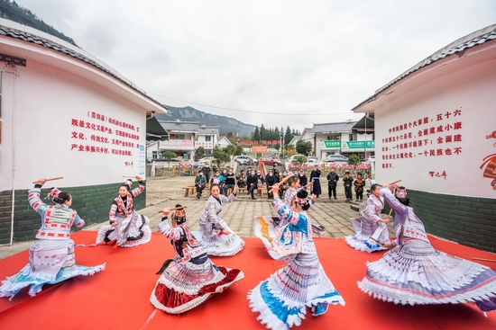 △2023年元旦假期，在贵州黔西化屋村，苗族同胞表演特色苗族歌舞。