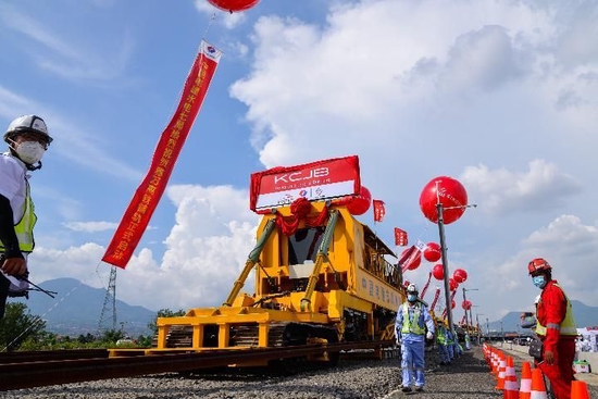 △工作人员在印度尼西亚万隆雅万高铁铺轨施工现场作业（2022年4月20日摄）。