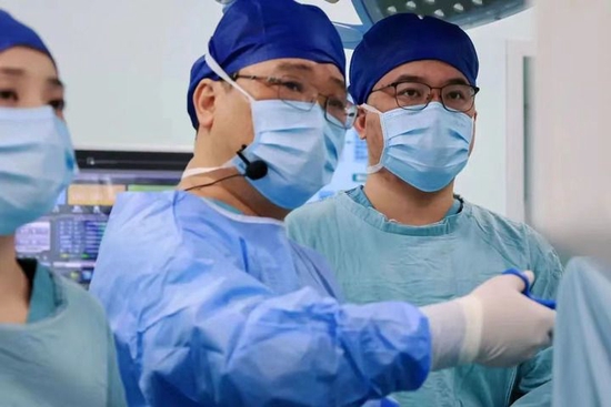 湖南省人民医院肝胆胰微创外科主任尹新民（中）在工作中（资料照片）。新华社发