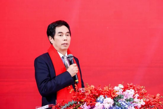 ▲波司登集团党委书记、董事局主席兼总裁