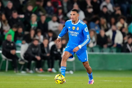 记者：阿诺德基本无缘今年剩余比赛，卡马文加脚踝伤势情况乐观