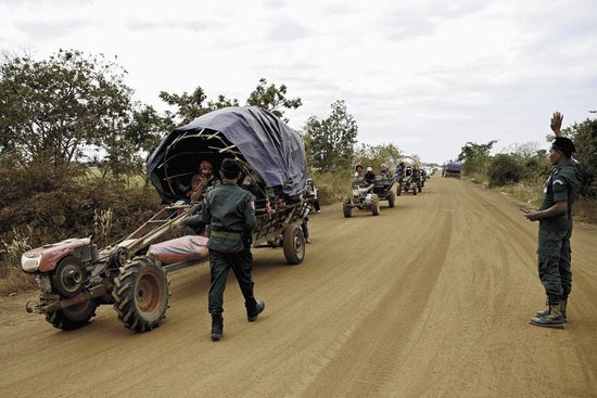 泰国海军做好战争准备，柬埔寨呼吁“痛击入侵之敌”，特朗普要电话调停泰柬冲突