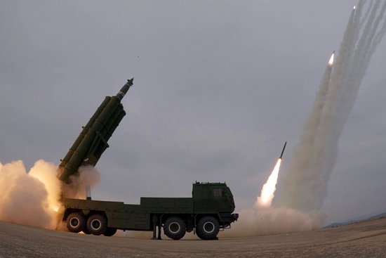 朝鲜远程炮兵进行火力打击训练 金正恩现场观摩