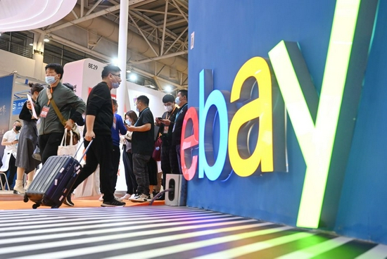 2021年3月18日，首届中国跨境电商交易会在福建举行，参观者从ebay展位前走过。新华社记者 林善传 摄