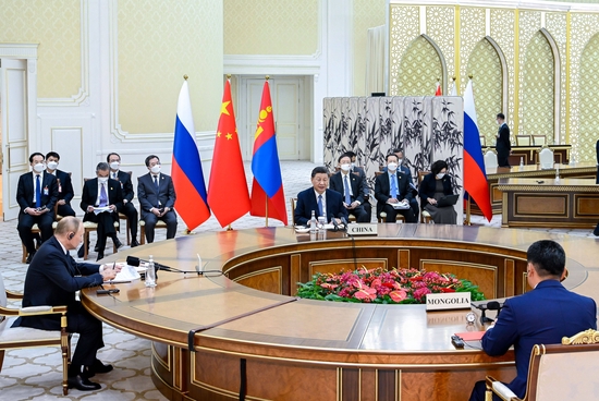 当地时间9月15日下午，国家主席习近平在撒马尔罕国宾馆同俄罗斯总统普京、蒙古国总统呼日勒苏赫举行中俄蒙三国元首第六次会晤。