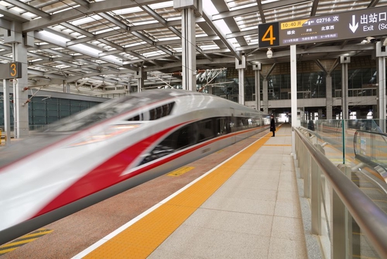 一辆高铁列车驶离雄安站，开往北京（2023年3月22日摄）。