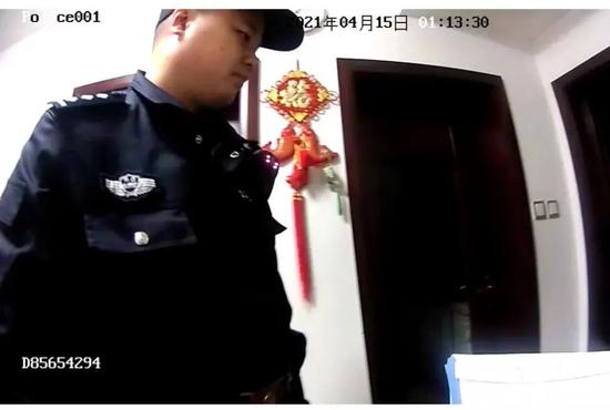 △民警正在办案
