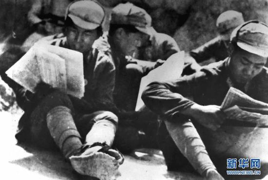 中国人民抗日军政大学的学员在学习整风文件（资料照片）。新华社发