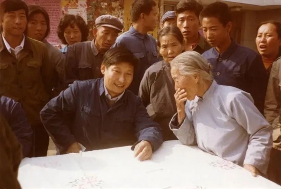  1983年，时任河北正定县委书记的习近平，临时在大街上摆桌子听取老百姓意见。（图源：新华社）