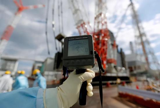  2019年2月，一名工作人员在福岛第一核电站测量辐射值。图源：新华社