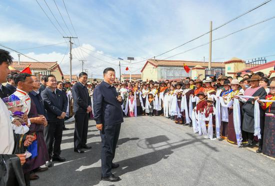  ↑6月8日下午，习近平在海北藏族自治州刚察县沙柳河镇果洛藏贡麻村考察时，同村民们亲切交流。