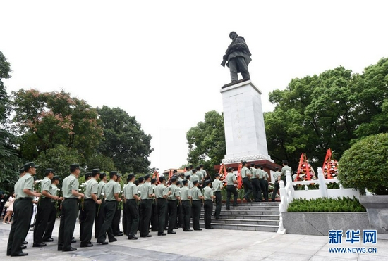 在位于重庆市铜梁区的邱少云烈士纪念馆，武警官兵向邱少云烈士纪念碑献花（2017年9月30日摄）。新华社记者 唐奕 摄