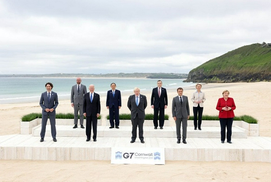 （图片说明：6月11日，参加七国集团峰会的领导人在英国康沃尔郡卡比斯贝合影。新华社发，英国首相府供图）
