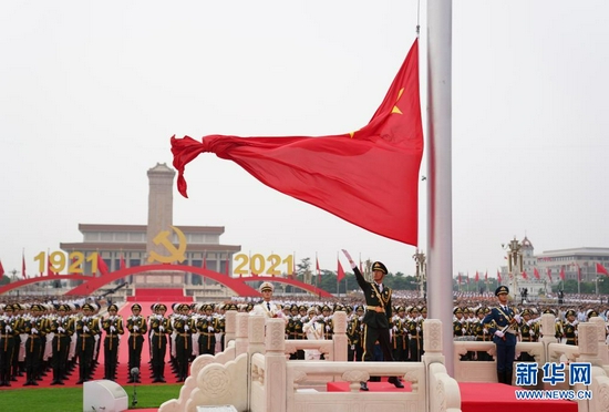 7月1日上午，庆祝中国共产党成立100周年大会在北京天安门广场隆重举行。这是升国旗仪式。新华社记者 申宏 摄