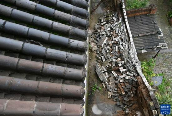 Part of the courtyard wall of the Sheji Temple in the ancient building complex of Fencheng, Shanxi Province, a national key cultural relics protection unit, collapsed (photographed on October 12).