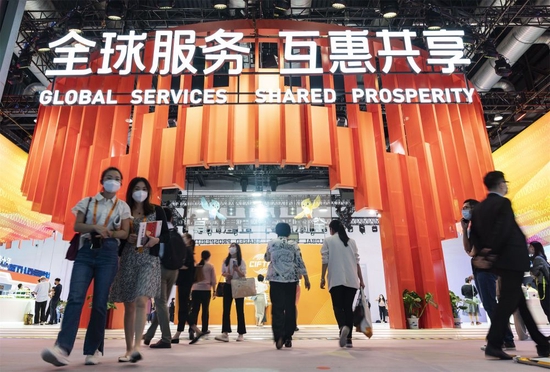 观众在国家会议中心参观2022年中国国际服务贸易交易会中国服务贸易成就展专区（2022年9月1日摄）。新华社记者 才扬 摄