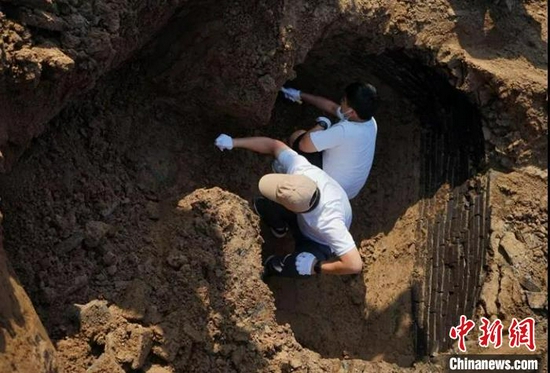 近日，安徽省界首市发现宋代古墓，考古工作人员在现场清理发掘。　界首市委宣传部供图