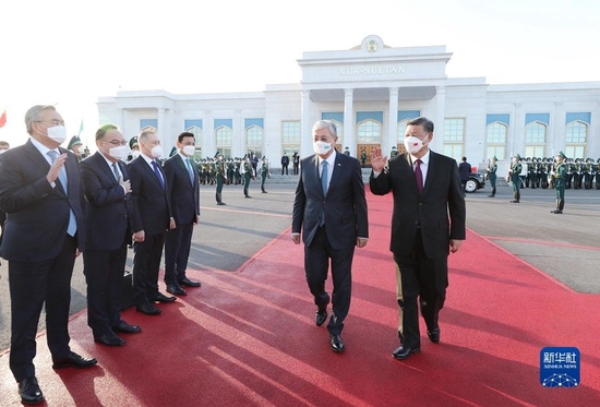 当地时间9月14日，国家主席习近平结束对哈萨克斯坦共和国的国事访问，乘专机离开努尔苏丹赴撒马尔罕。这是哈萨克斯坦总统托卡耶夫率政府高级官员到机场送行。 新华社记者 姚大伟 摄