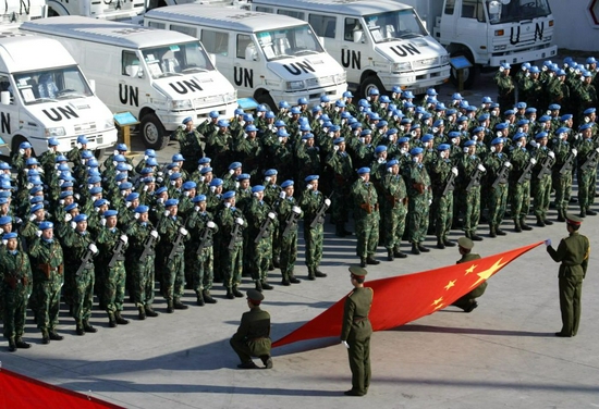 当日,中国赴利比里亚维和部队首批60名官兵从北京首都机场启程.