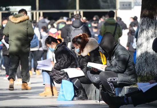 某市2021年度考试录用公务员考试开考前|图片来源：视觉中国。