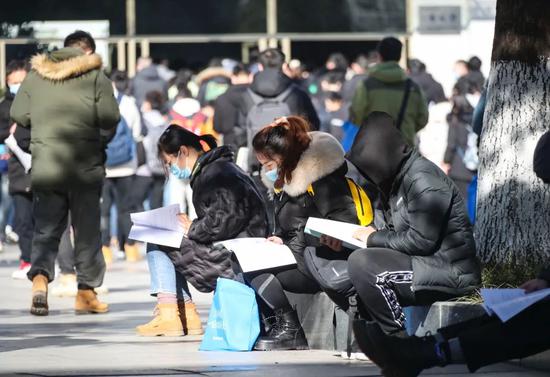某市2021年度考试录用公务员考试开考前|图片来源:视觉中国。