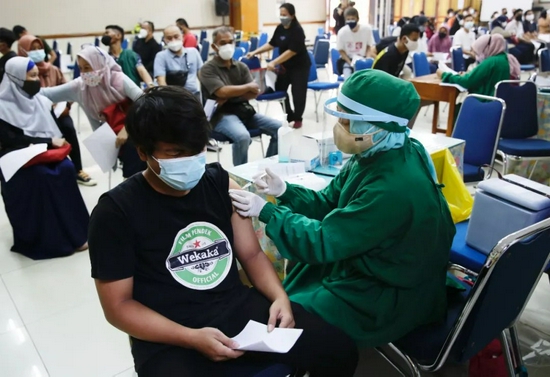 7月29日，印尼学生在雅加达接种新冠疫苗。由于疫情加重，印尼正在加快对12-18岁人群的疫苗接种。/IC photo