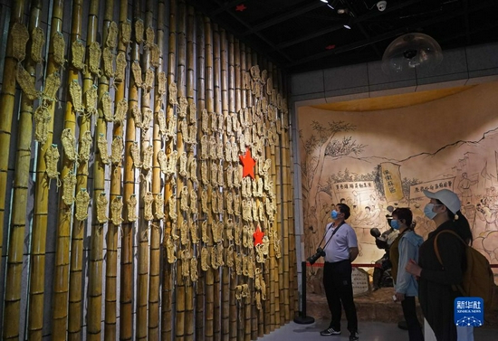 在江西省于都县中央红军长征出发纪念馆，游客在参观草鞋组成的“草鞋墙”（4月30日摄）。新华社记者 万象 摄