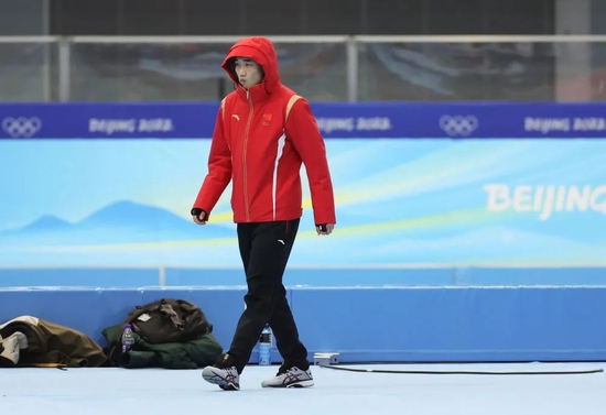 2月12日，中国选手高亭宇在北京冬奥会速度滑冰男子500米决赛前。新华社记者兰红光摄