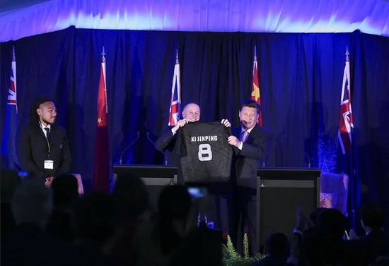 2014年11月，习近平主席获赠新西兰橄榄球队全黑队球衣。（图源/新华网）
