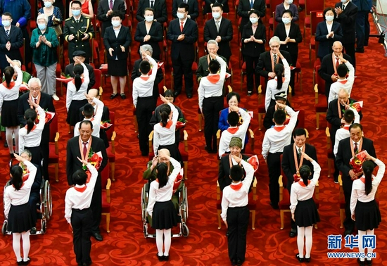 6月29日，庆祝中国共产党成立100周年“七一勋章”颁授仪式在北京人民大会堂金色大厅隆重举行。这是少先队员向勋章获得者献花，敬礼致意。新华社记者 高洁 摄