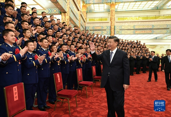 11月5日,党和国家领导人习近平、王沪宁、韩正等在北京人民大会堂会见全国应急管理系统先进模范和消防忠诚卫士表彰大会代表。新华社记者 谢环驰 摄