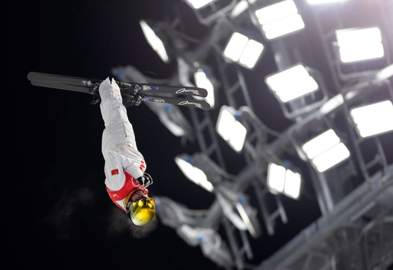  2月15日，中国选手贾宗洋在北京冬奥会自由式滑雪男子空中技巧资格赛中。新华社记者费茂华摄