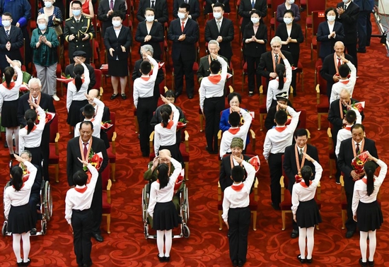 2021年6月29日，庆祝中国共产党成立100周年“七一勋章”颁授仪式在北京人民大会堂金色大厅隆重举行。这是少先队员向勋章获得者献花，敬礼致意。新华社记者 高洁 摄