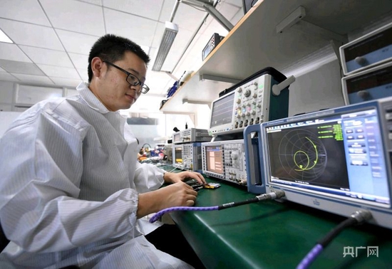  技术人员正在进行芯片射频测试（央广网发 高勇 摄）