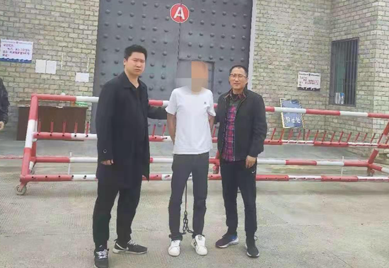 ↑包某某被警方抓获