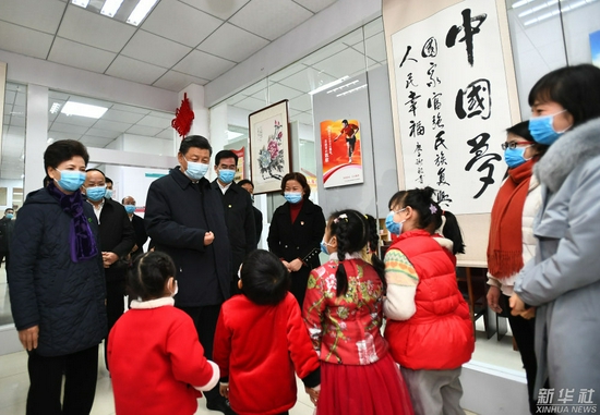 ↑2021年2月4日下午,习近平在贵阳市观山湖区金阳街道金元社区,看望慰问社区居民。