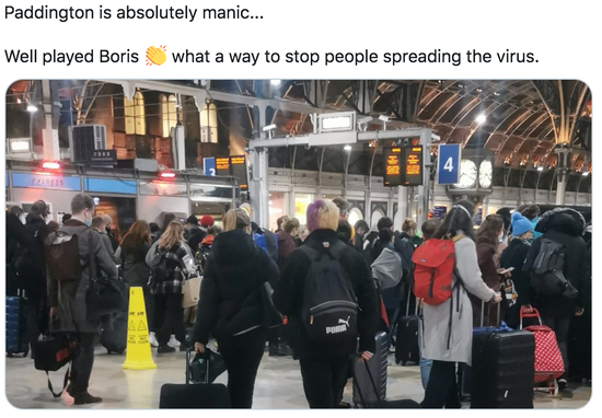 约翰逊宣布四级防疫限制举措后，伦敦帕丁顿火车站“人满为患”。/ 推特截图